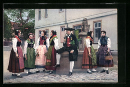 AK Odenwälder Volkstrachten, Herr Mit Tabakspfeife Und Frauen Am Brunnen  - Trachten