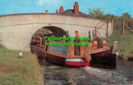 R502177 Britain Inland Waterways. Grand Union Canal. Pair Of Narrow Boats Enteri - Monde