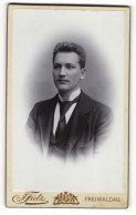 Fotografie Fietz, Freiwaldau, Rudolfsgasse, Junger Herr Mit Krawatte Im Anzug  - Personnes Anonymes