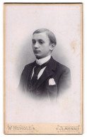 Fotografie W. Huhold, Ilmenau, Junge Im Anzug Mit Pomadisiertem Haar  - Personnes Anonymes