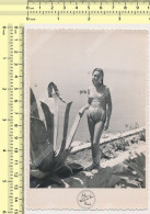 REAL PHOTO Bikini Young Girl On Beach Fillette Sur Plage Vintage ORIGINAL - Personnes Anonymes