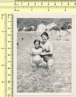 REAL PHOTO, Bikini Woman Kid Girl In Shallow Water On Beach Scene Femme Et Fillette Sur Plage ORIGINAL PHOTO - Personnes Anonymes