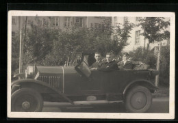 Foto-AK Auto, Darin Drei Junge Männer  - Passenger Cars