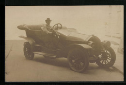 Foto-AK Auto, Der Fahrer Zieht Die Handbremse  - Passenger Cars