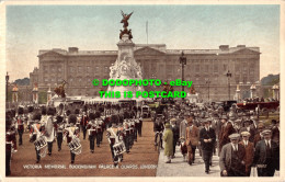 R502196 London. Victoria Memorial. Buckingham Palace And Guards - Andere & Zonder Classificatie