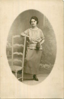 PHOTO-CPA . Jeune Femme à La Chaise - Unclassified