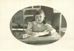 Photographie . Jeune Fille à Son Pupitre - Ohne Zuordnung