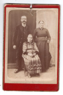 Très Vieille Photographie Couple Avec Enfant  Phot Auguste MAISONNEUVE à OLLIERGUES En 1894 - Non Classés