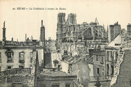 REIMS . La Cathédrale à Travers Les Ruines . - Reims