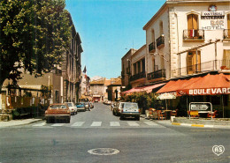 MARSEILLAN . Rue Général De Gaulle Avec La Mairie . - Marseillan