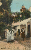 TUNIS . Une Rue . CPA Animée - Tunesië