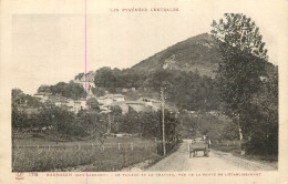 BARBAZAN . Le Village Et Le Château Vus De La Route De L'établissement . CPA LABOUCHE FRERES TOULOUSE - Barbazan