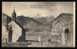 AK Kasbek, Kirche Im Ort, Bergpanorama  - Georgië