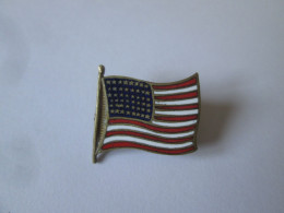 Etats-Unis Ancien Insigne Drapeau National Vers 1970/USA National Flag Old Badge 1970s,size:20 X 19 Mm - Autres & Non Classés