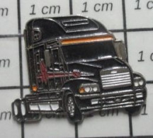 912B Pin's Pins / Beau Et Rare / TRANSPORTS / GROS CAMION NOIR STYLE AMERICAIN FREIGHTLINER C120 - Transportes
