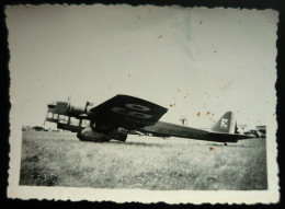 Ancienne Photo D'avion Armée De L'Air ( Aviation Militaire Bombardier ) Amiot 143 /  Petit Format 8,5 X 6 Cm - Luchtvaart