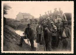 Fotografie Unbekannter Fotograf, Ansicht Cuxhaven-Groden, Schlammschuber-Kolonne Bei Der Arbeit 1932  - Beroepen