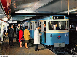 Paris - R.A.T.P.  Métro N°112 - Rame Sur Pneumatiques En Station -  Conducteur Et Contrôleur - Éd. Yvon - Stations, Underground
