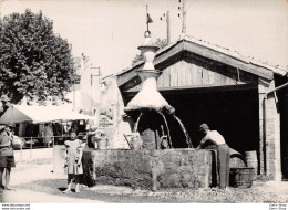 SAINT-MAURICE-SUR-EYGUES►26►CPSM►±1950►LA FONTAINE►UN COIN DU MARCHÉ►HOMME TORSE NU - Other & Unclassified