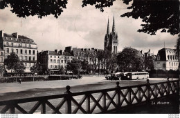 [29] QUIMPER - LA CATHÉDRALE AUTOCARS COLLECTION C.F.T. - QUIMPER - CPSM PF Dentelée 1952 - Quimper