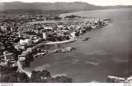 [06] CAP D'ANTIBES - VUE GÉNÉRALE AÉRIENNE -AU LOIN NICE ET LA BAIE DES ANGES►ÉDITIONS LYNA Cpsm Dentelée PF ±1960 ♥♥♥ - Cap D'Antibes - La Garoupe