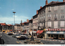 YSSINGEAUX (43) CPSM 1971  - Place Maréchal Foch - Fontaine - Automobiles R16, Dauphine, DS, 4L  Éd. CAP - Yssingeaux