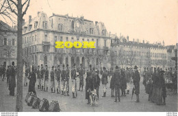 NANCY (54) Place Carnot. Soldats En Ligne Avec Bagages Chiens - P. HELMLINGER & Cie, Imp. Phot. Nancy - Nancy