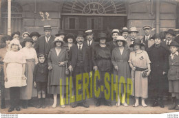 MONT-DORE (63) CARTE-PHOTO 1921 GROUPE DE CURISTES DEVANT L'ÉTABLISSEMENT THERMAL - Le Mont Dore