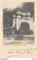 DIGNE (04) CPA PRÉCURSEUR 1902 LA GRANDE FONTAINE # BICYCLETTES CYCLISTES # PAPÉTERIE VIAL, CLICHÉ E. VIAL FILS - Digne