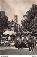 MILLAU (12) Cpsm 1946  Place De L'hôtel De Ville, Un Jour De Marché Fontaine Empire Et Tour Du Beffroi▬YVON - Millau
