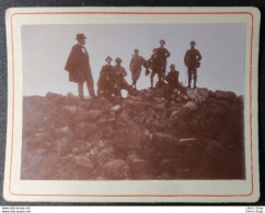 PHOTO AVRIL1900 ▬►8 AMIS IDENTIFIÉS AU CRÊT DE LA PERDRIX DANS LE MONT-PILAT LOIRE  125X95 Mm - Mont Pilat