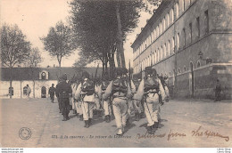 TOURS (37) - CPA± 1910 ►A La Caserne - Le Retour De L'Exercice ►Éd. LE GRAND BAZAR DE TOURS N°571 - Manovre