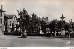 SAINT-DIDIER-EN-VELAY (43) CPSM 1951 PLACE FOCH  SQUARE  AUTOMOBILE FORD VEDETTE  ÉD.RENÉ GIMBERT - Saint Didier En Velay