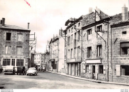 STE-SIGOLÈNE ( 43 ) - CPSM ±1960 - Place Gal Leclerc - Rue Ch. Dupuy - Automobiles .... Dauphine - ÉD. COMBIER - Autres & Non Classés