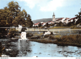 SAINT-ANTHÈME ( 63 ) - CPSM ±1966 - Passerelle Au-dessus De L'ANCE - Vue Partielle Du Bourg. ÉD. COMBIER - Sonstige & Ohne Zuordnung