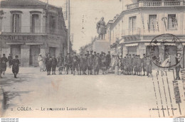 Coléa - Koléa - Cpa 1930 Quincaillerie DUCHON - Zouaves Posant Devant Le Monument Du Général LAMORICIERE -  - Autres & Non Classés