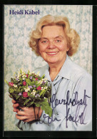AK Schauspielerin Heidi Kabel Mit Blumenstrauss, Original Autograph  - Acteurs