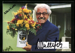 AK Schauspieler Willy Millowitsch Mit Blumen Im Krug, Mit Original Autograph  - Attori