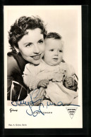 AK Schauspielerin Sonja Ziemann Mit Einem Baby In Den Händen, Original Autograph  - Acteurs