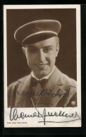 AK Schauspieler Werner Fuetterer Lächelnd, Original Autograph  - Acteurs