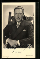AK Schauspieler Willy Birgel Auf Stuhl Sitzend, Original Autograph  - Acteurs