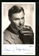 AK Schauspieler Ivan Desny Im Anzug Rauchend Porträtiert, Original Autograph  - Acteurs