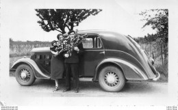 Photo Originale Vintage Snapshot Oldtimer Car Homme Et Femme Voiture PEUGEOT 401 Berline 1934-35 - 125x75 - Auto's