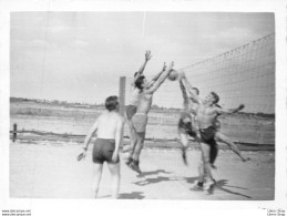 Snapshot Hommes Men Playboys Torse Nu Short Gay Sexy # Volley-ball à La Station - Dijon Aout 1952 - 97X72 - Identified Persons