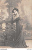 PHOTOGRAPHIE # CARTE-PHOTO 1909 - PORTRAIT EN PIED D'UNE ELEGANTE JEUNE FEMME - Photographs