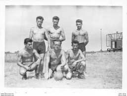 Snapshot Jeunes Hommes En Short Torse Nu Gay Sexy - Équipe De Volley-ball à La Station - Dijon (21) Août 1952 - 98X74 - Identified Persons