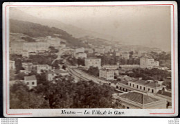 MENTON - LA VILLE ET LA GARE PHOTOGRAFIÉES VERS 1890 - TIRAGE SUR PAPIER ALBUMINÉ SUPPORT CARTON 165X108 - Lieux