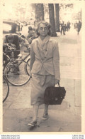 Portrait Photographique D'une Femme Active, Sacoche à La Main Déambulant Dans Une Rue  ± 1950 - 140X90 - Personnes Anonymes