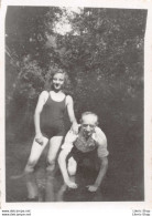PHOTO ANCIENNE Portrait D'une Jeune Fille En Maillot De Bain Swimsuit Et D'un Homme âgé - Aout 1947 - 62X84 - Personnes Anonymes