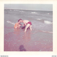 PHOTO ANCIENNE Couple Homme Torse Nu Et Femme En Maillot De Bain Swimsuit Mer Plage - 90X90 - Personnes Anonymes